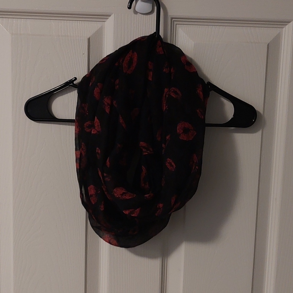 Infinity Scarf with lips